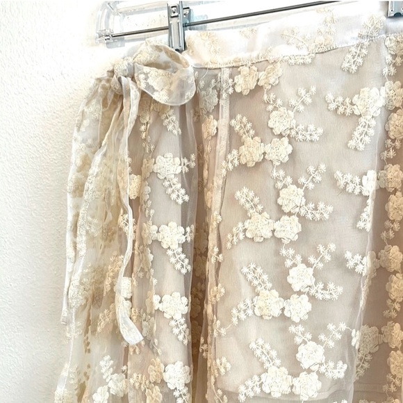 Floral Sheer Cream Set - Picture 8 of 10